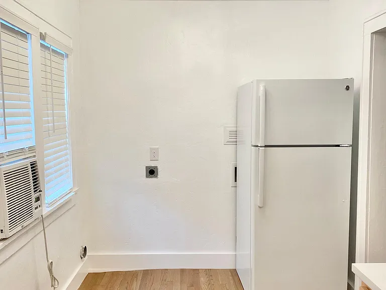 Kitchen and washer/dryer hook-ups
