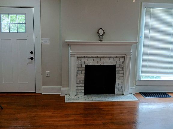 3rd image of 246 Mathewson Pl SW