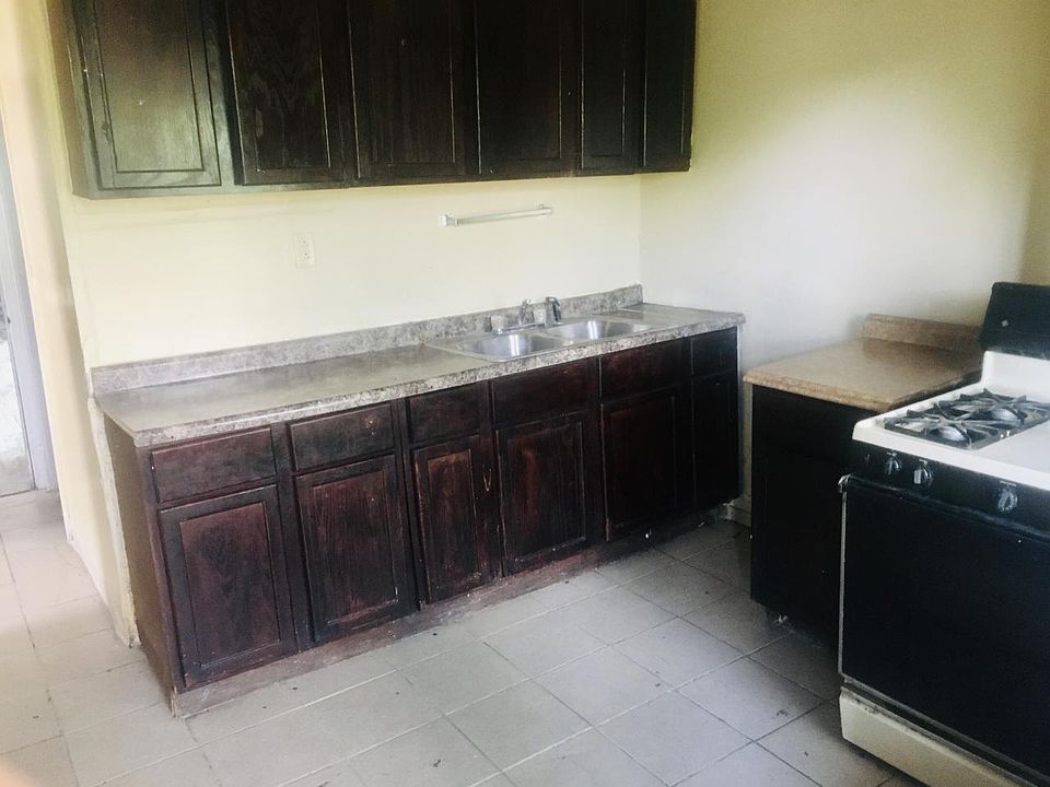 2nd image of 4923 W Walton St