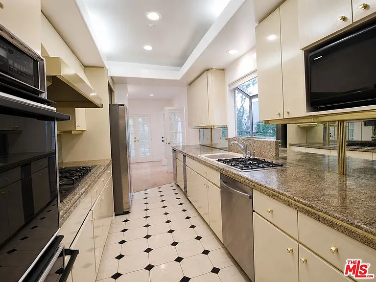 342 N Palm Dr #201 — Photo 33