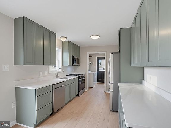 5th image of 104 N Spinnaker Ln