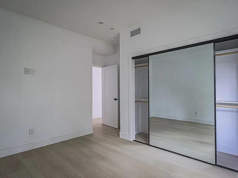 New Construction Luxury 4 Bed Townhomes With Roof Decks — Photo 16