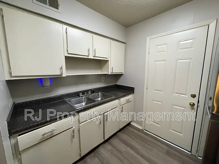 3479 Powell Ave — Photo 6