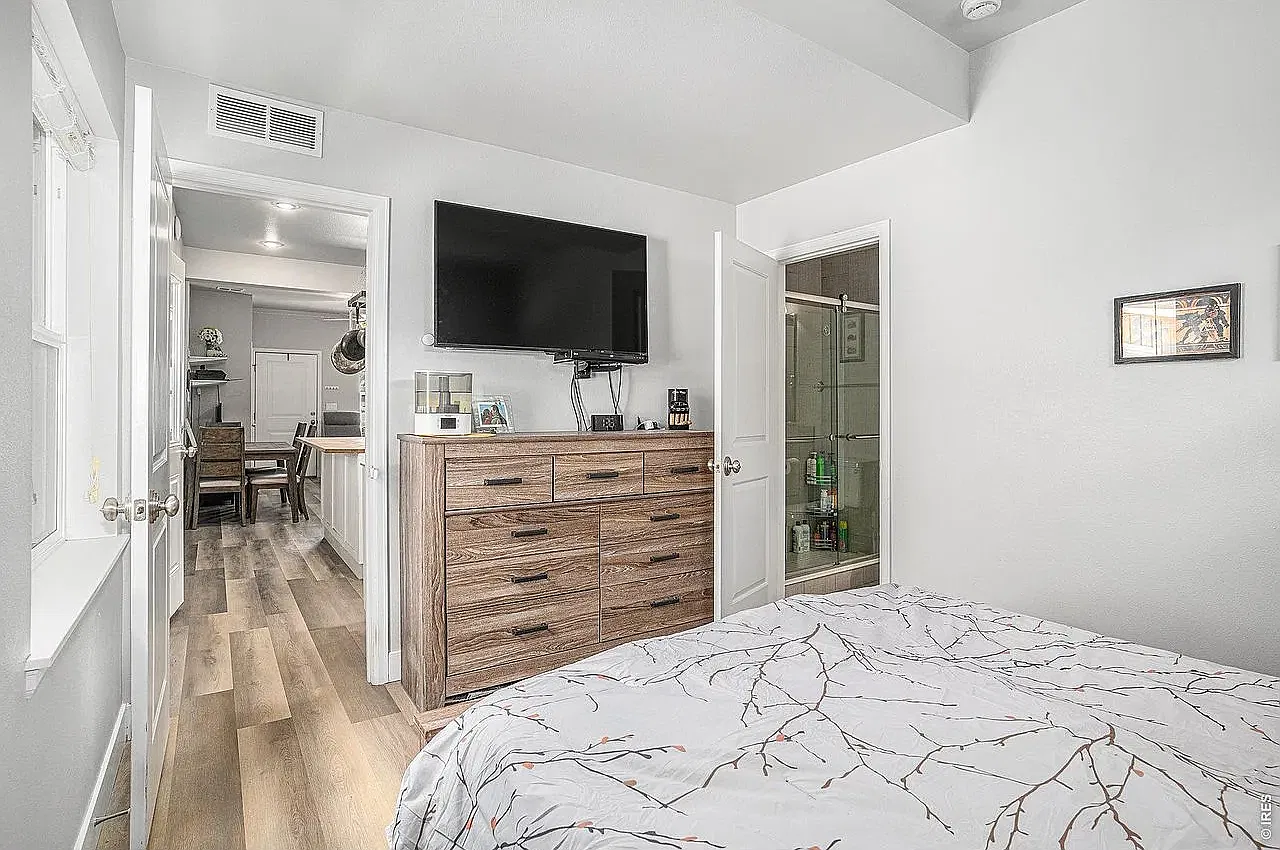 3 bed, 2016 sqft, $1,000 — Photo 4