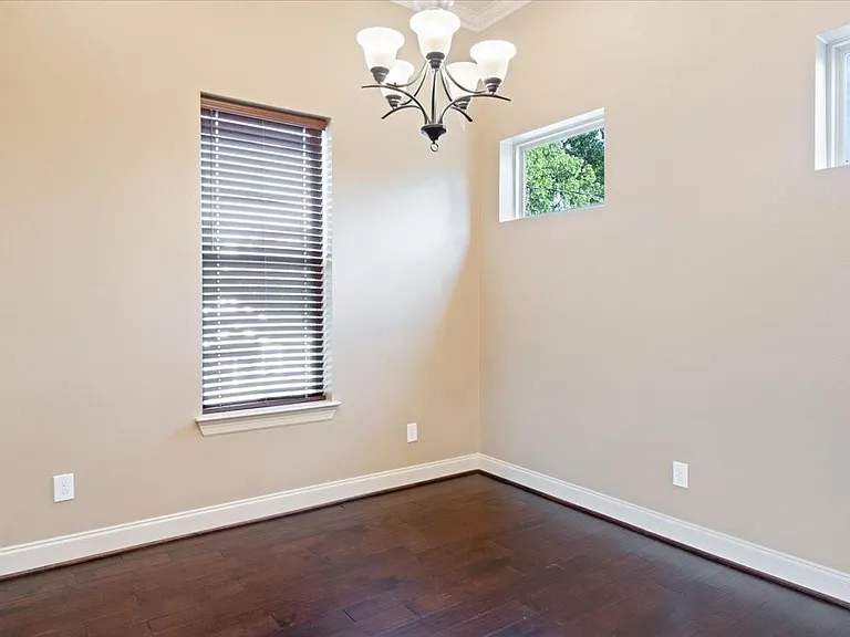 1520 Amundsen St — Photo 23