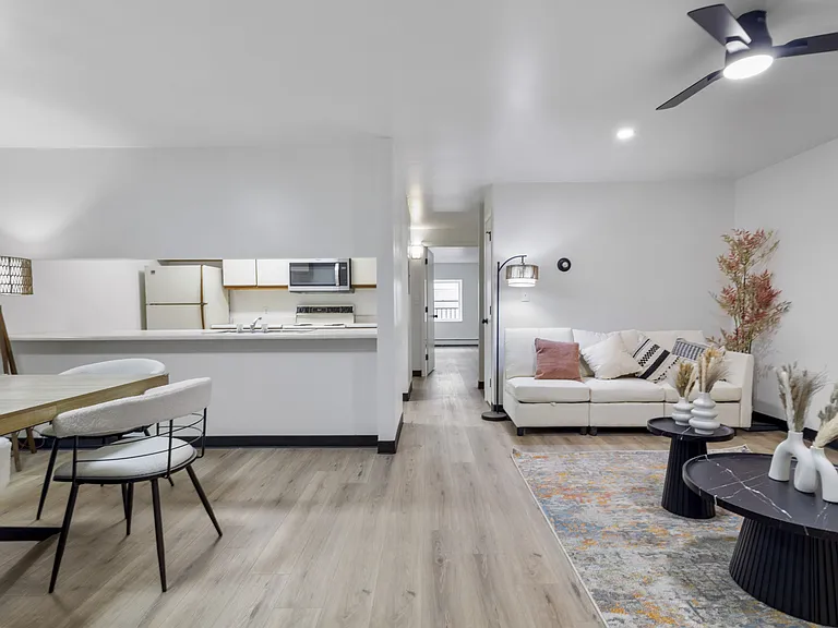 Wehnwood Court Apartments — Photo 8
