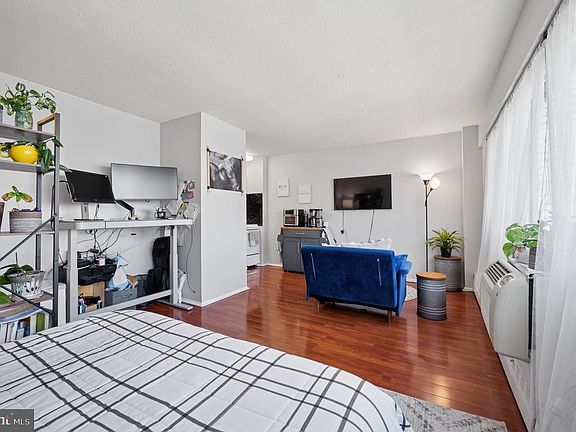 4th image of 2101 Chestnut St APT 1107