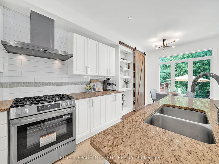 114 Hawkeswood Dr — Photo 16