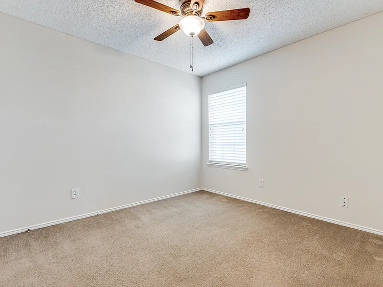 2112 Royal Acres Trl — Photo 14