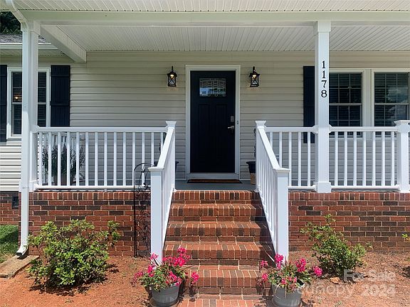4th image of 1178 Park Cir