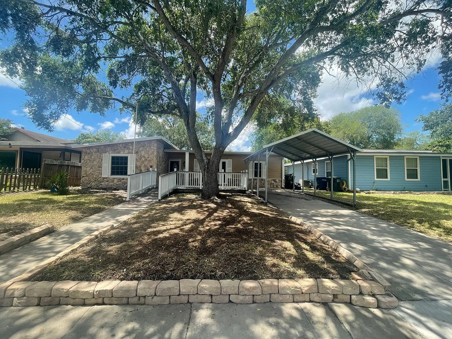 Large 3/2-Sam Houston Subdivision — Photo 1
