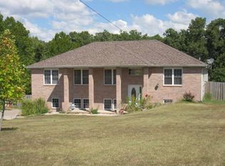 1607 W Emerald Oaks Dr, Nixa, MO 65714