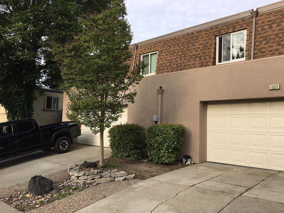 Front of unit. 1082 is unit on left