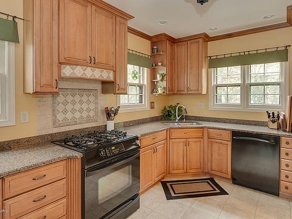 4th image of 211 Parkwood Dr