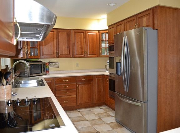 3rd image of 33 Parkway Dr