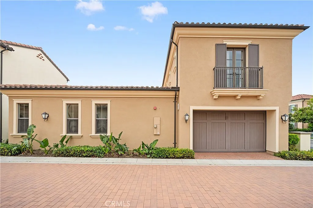 4 bed, 3.5 bath, 2274 sqft, $6,500 — Photo 2
