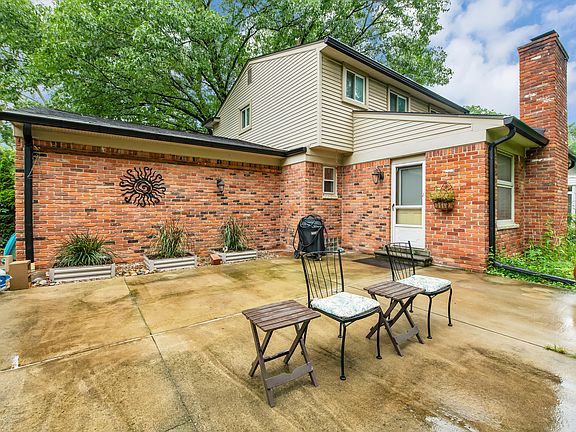5th image of 21580 Birchwood St