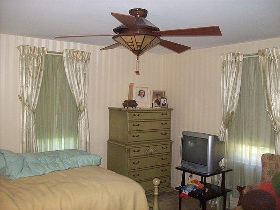 4th image of 155 Borden Ave