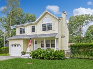 1 Re Ct, Hampton Bays, NY 11946