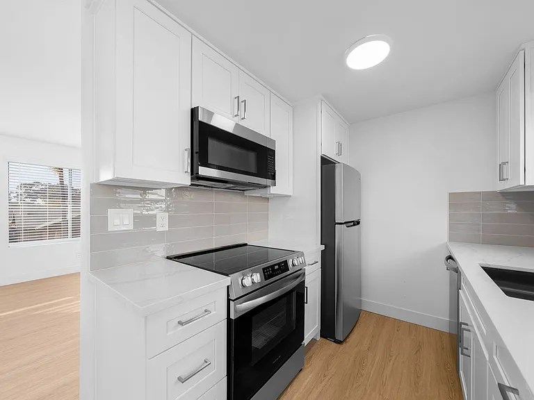 Modern University Crest Apartments 1 Month Free — Photo 32