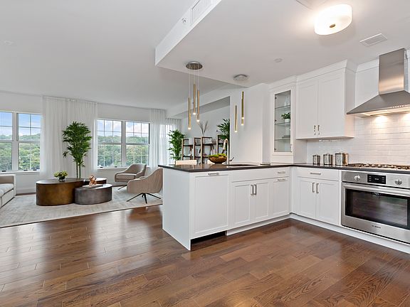 2nd image of 10 Byron Pl Unit 812