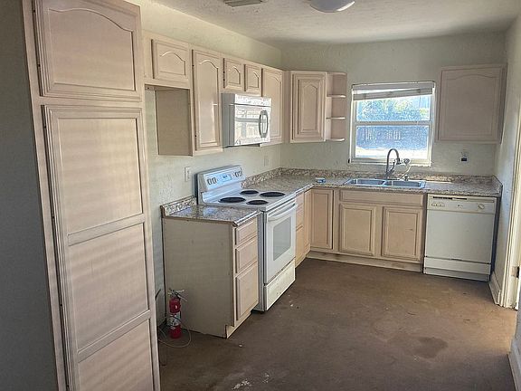 3rd image of 5525 Pinetree Ave