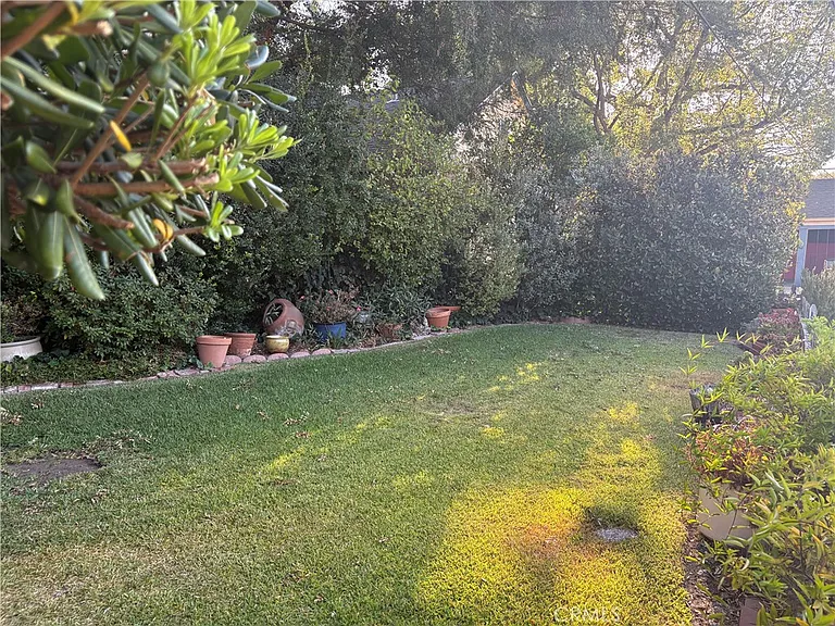 894 S Los Robles Ave — Photo 22