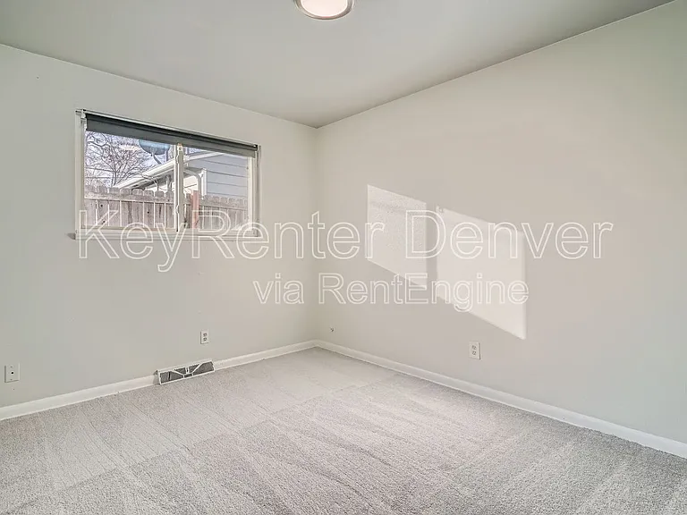922 N Newton St — Photo 7