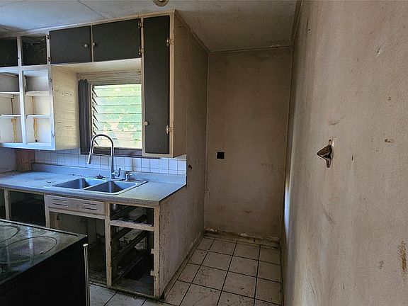5th image of 3612 Douglas Ave