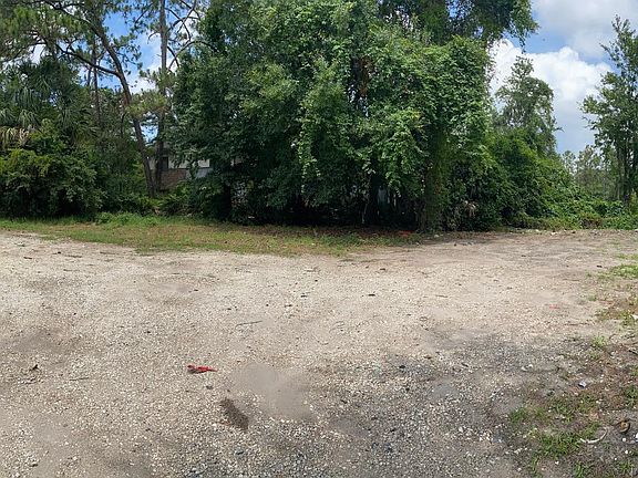 Extra parking available inside of the gate.