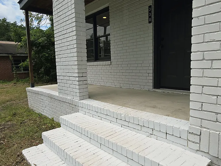 338 S Locust Ave — Photo 2