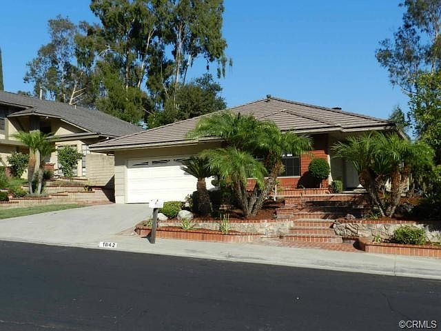 Beautiful Hardscape and Softscape gives this Single Level Great