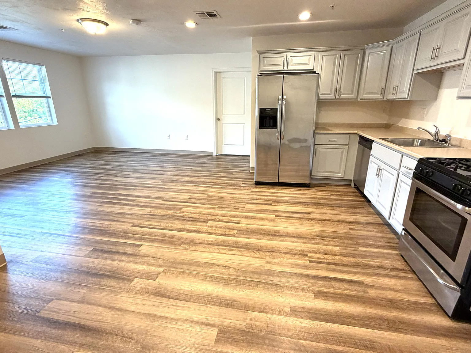2 bed, 1075 sqft, $3,250 — Photo 4