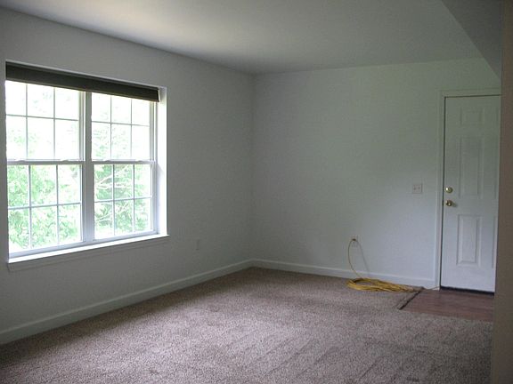 4th image of 209 Sunshine Ln #F