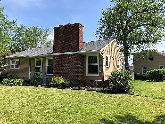 1st image of 100 Willow Dr