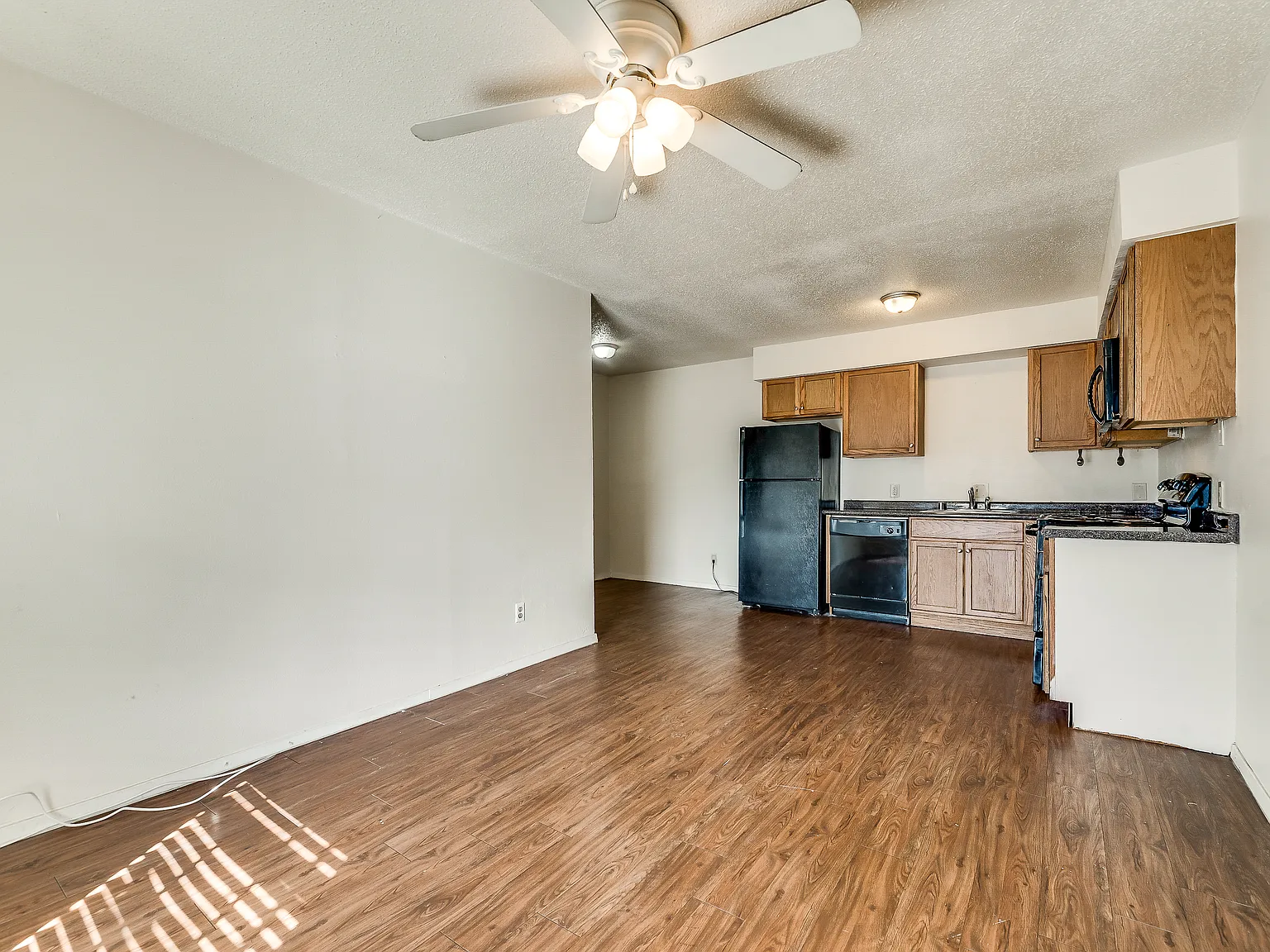 108 e cedar st, Arlington, TX-76011 — Photo 1