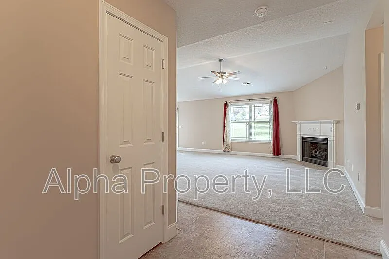 3 bed, 2.0 bath, 1452 sqft, $1,800 — Photo 3