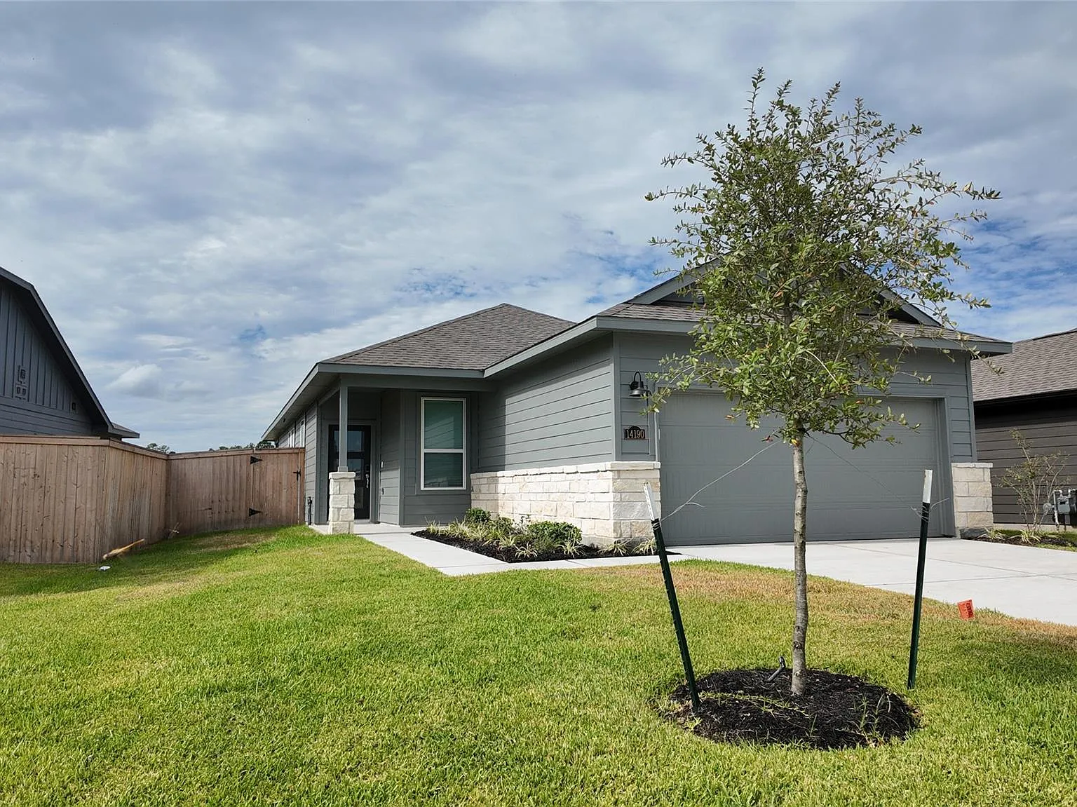3 bed, 2.0 bath, 1426 sqft, $2,000 — Photo 2