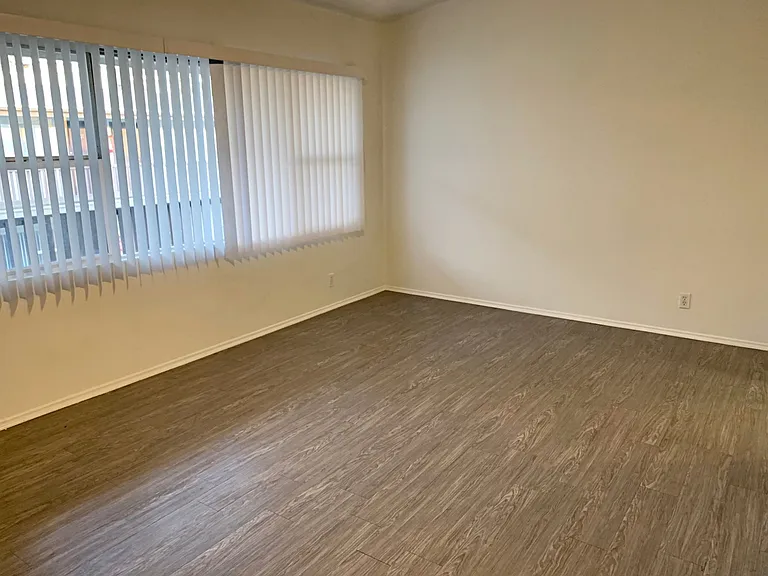 1033 S Westlake Ave — Photo 11