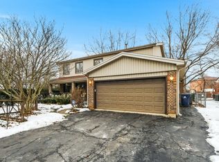 205 N Whispering Hills Dr, Naperville, IL 60540
