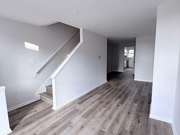 3rd image of 1423 N Fulton Ave