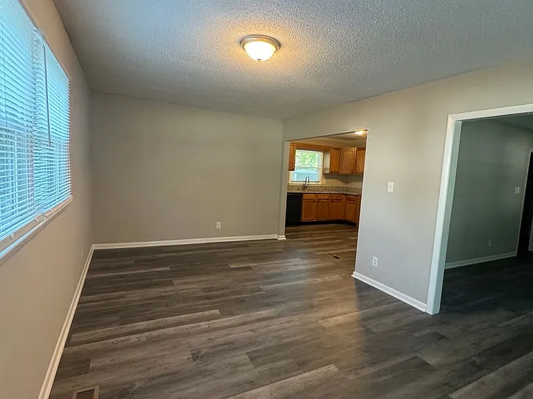 2720 Ellen St — Photo 8