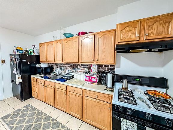 4th image of 278 Sayles St