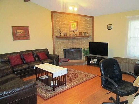3rd image of 155 Heather Glen Dr