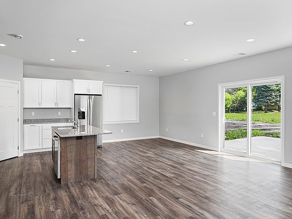 3rd image of 646 Columbia Ct