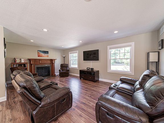 5th image of 2986 Pine Lake St