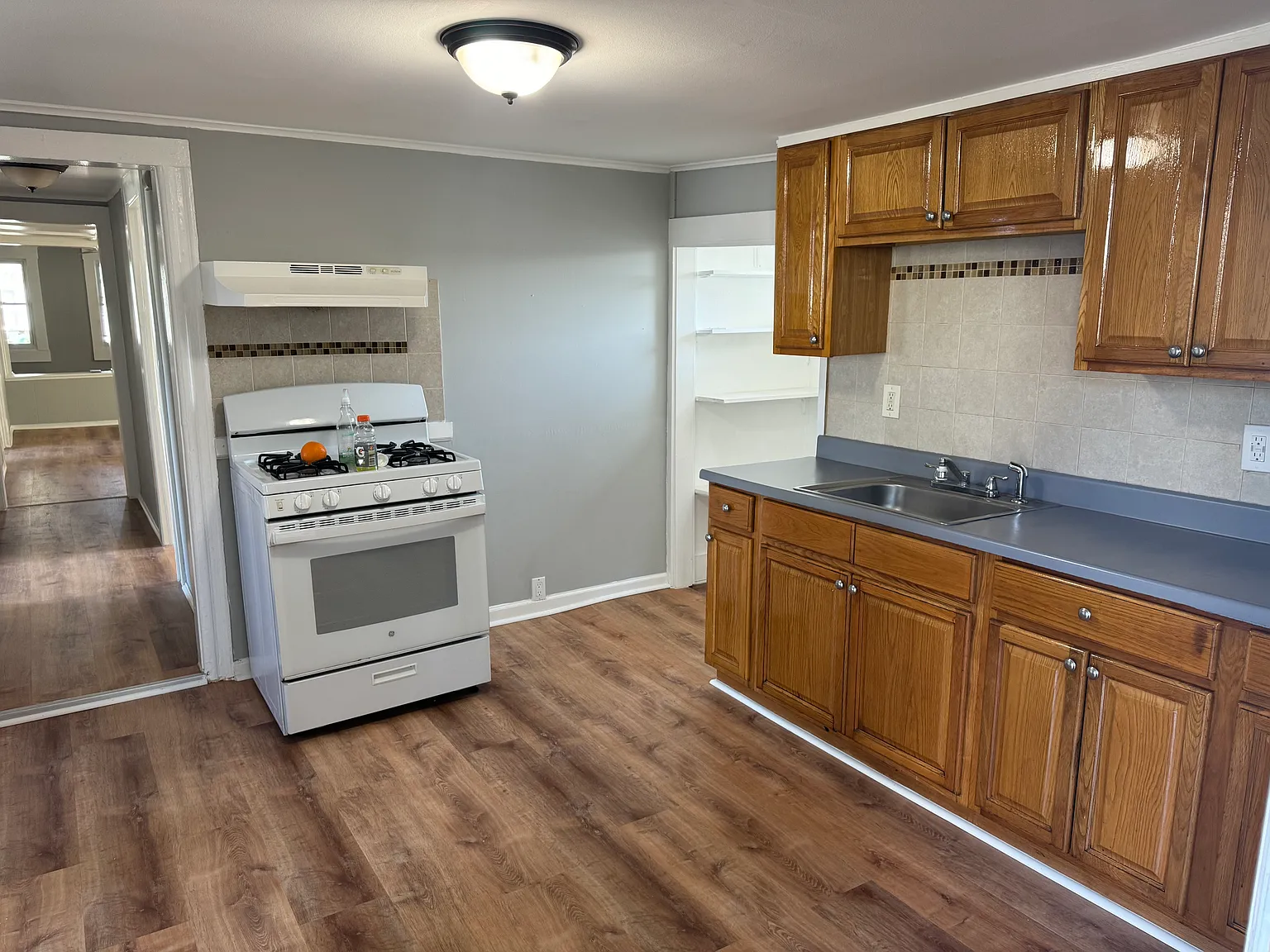 3 bed, 1300 sqft, $2,850 — Photo 2