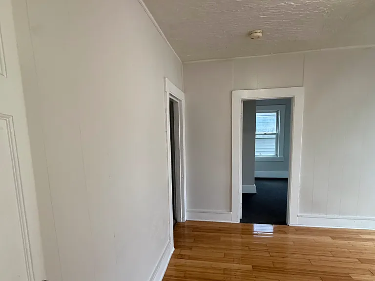 439-441 Rivet St 2E New Bedford Updated 2BR Near Shops, Parks & Major Routes — Photo 12