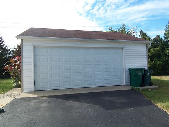 3rd image of 18559 W Woodland Ter