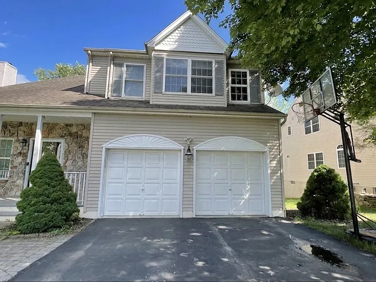 21 Stapleton Ct — Photo 1